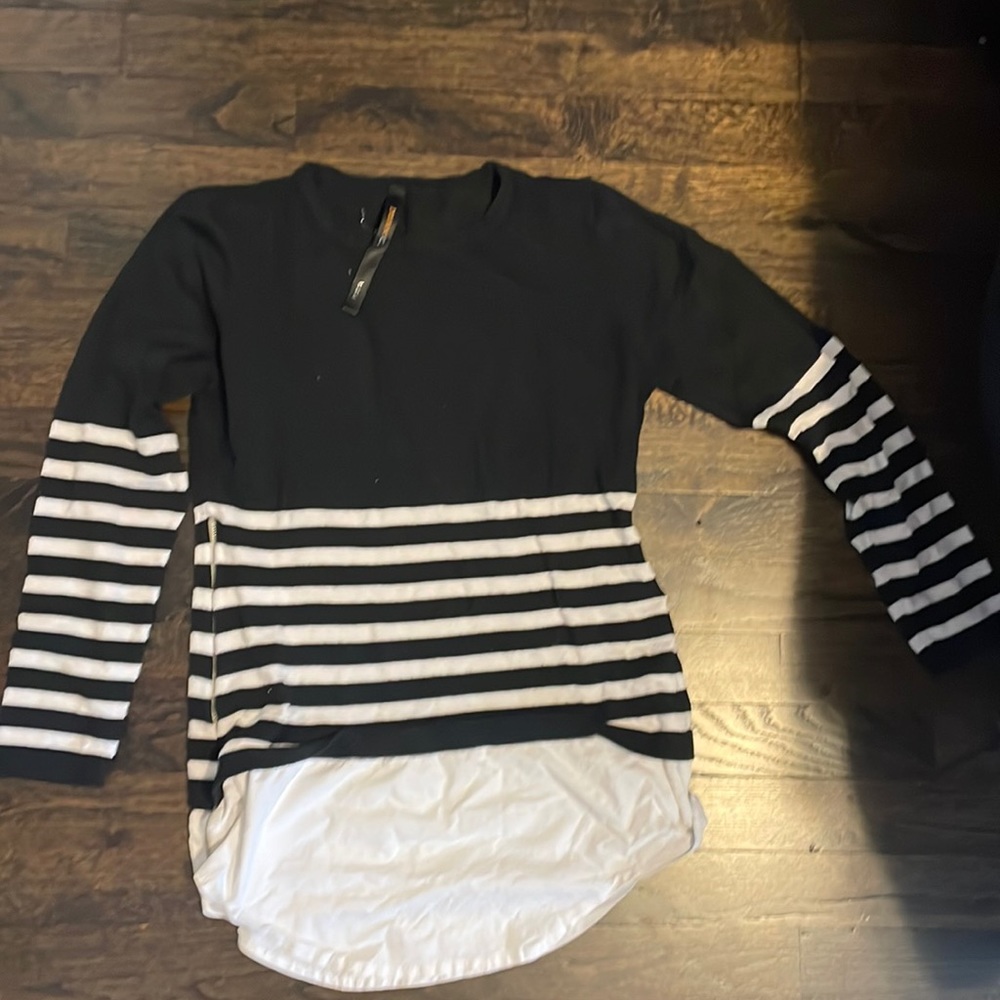 Medium sweater! Black and white with zipper detail